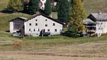 goldener Herbst im Egandin Lärchen strahlen